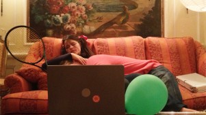 Im Heimbüro lenken Familienmitglieder und Mitbewohner häufig von der Arbeit ab. Du kannst dich nicht konzentrieren und schläfst lieber. (Foto: Studios Singuliers, Paris)