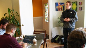 Brad Neuberg erklärt im Jahr 2005 das Coworking-Konzept im Spiral Muse, San Francisco.